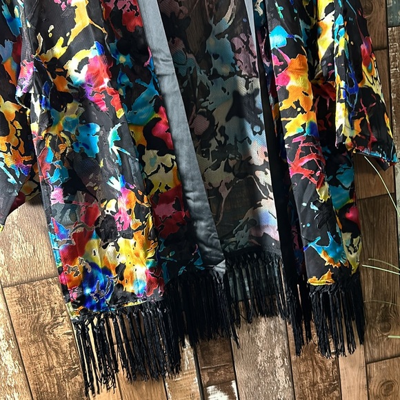 Draper’s & Damons Large colorful floral fringe bottom top - Picture 7 of 16